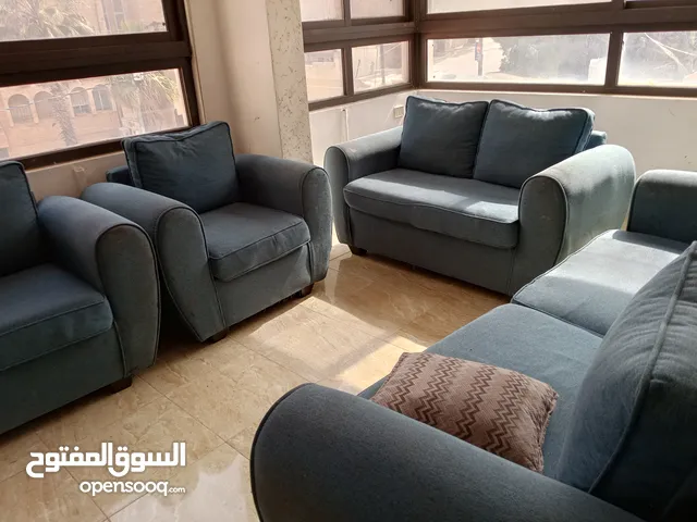 طقم كنب لغرفة الجلوس بحاله جيده