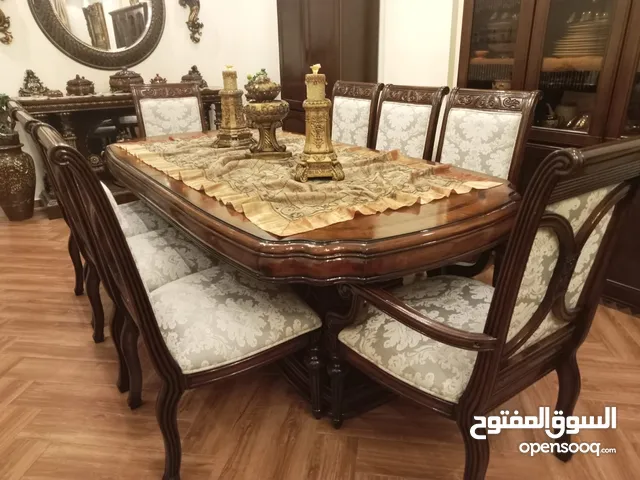 طاولة طعام مع 8 كراسي فخمة للبيع بداعي السفر