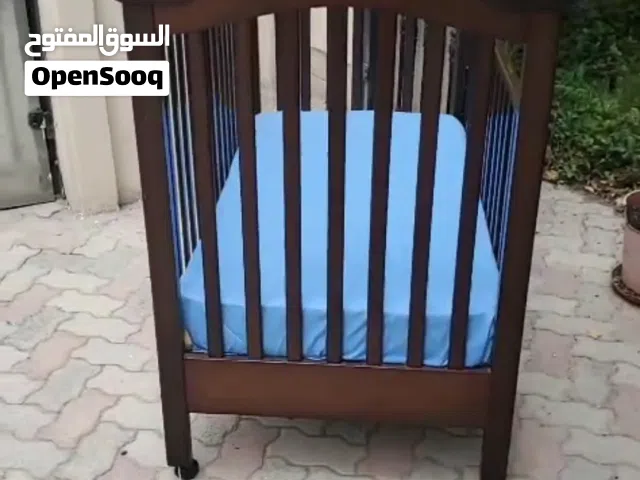 سرير اطفال شبه جديد على 20