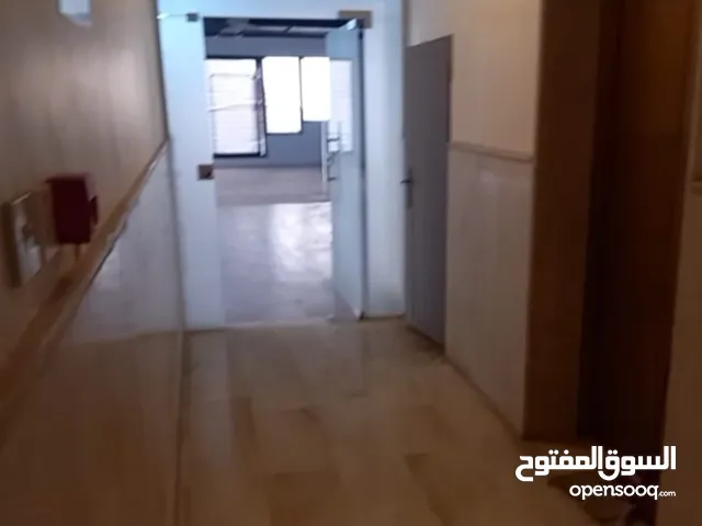 محل تجاري فاخر جدا للايجار في عبدون موقع حيوي ممتاز الرقم المرجعي : 44022