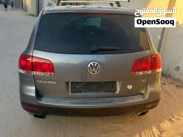 سيارة نوع فولكس فاجن توارق موديل 2005 مكيف شغال كربون موجود كامل .بصمه تحكم في المقود تكييف دجتال