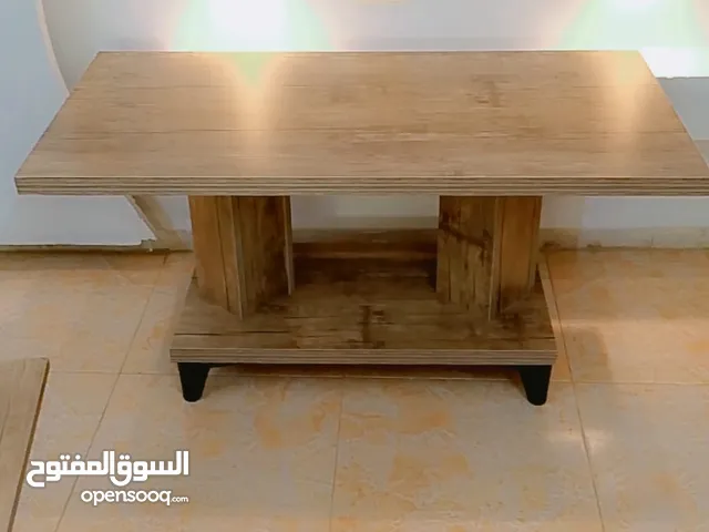 طاولات خشب بحالة ممتازة