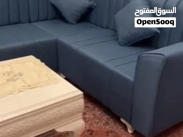 صالون حرف L جديده استعمال بيسط جدا  مع طاوله جديده