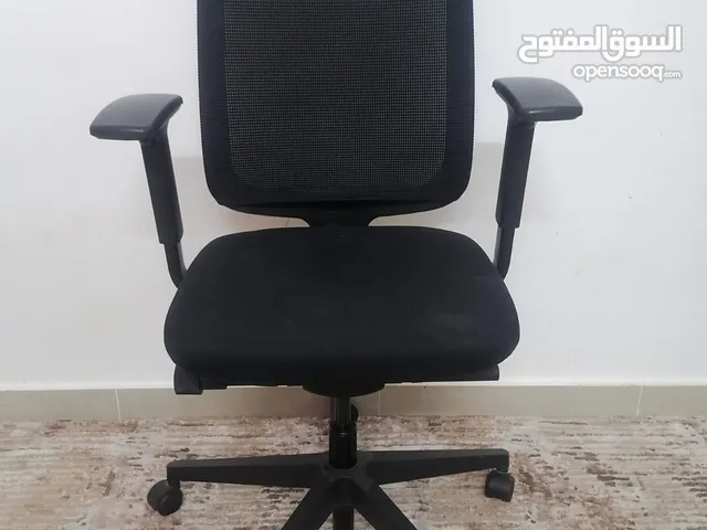 طاولة مكتب مع كرسي