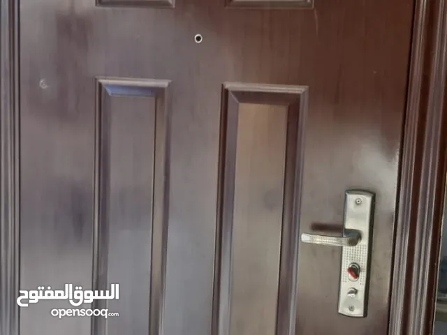 باب أمان مستعمل بحالة ممتازة! مزود بزَمّور إنذار لحماية إضافية وراحة بالك!