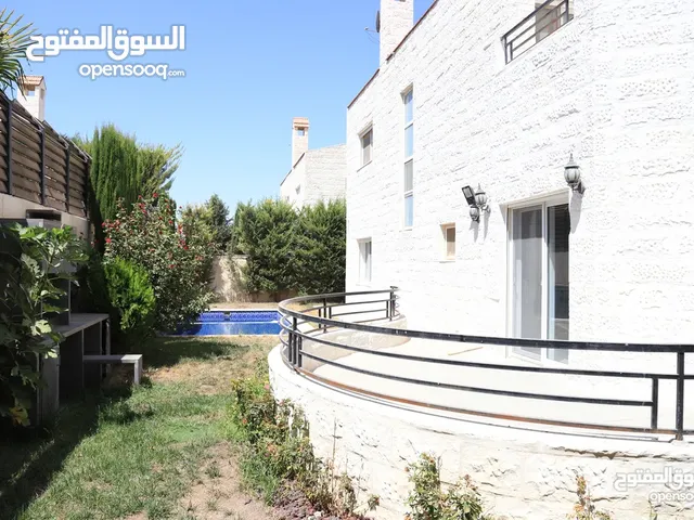 تملك فيلا العمر في ضاحية الأندلسية