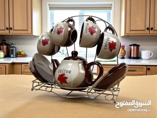 استمتع بأجواء القهوة والشاي مع طقم فناجين سيراميك أنيق   يتكون من إبريق مع 4 فناجين و4 صحون بت