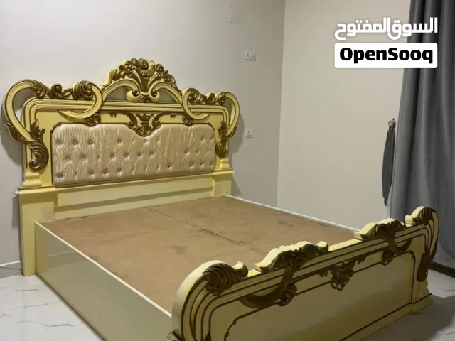 كرفايه  كما موضع في الصوره نظيفه بحاله ممتازه بدون اي اصوات والخشب اصلي  وايظا يوجد ثلاث كرافي فردي
