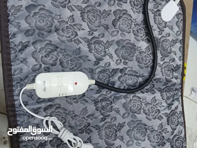 اغراض خاصه للقطط كلها  معها علبة امشاط خاصه