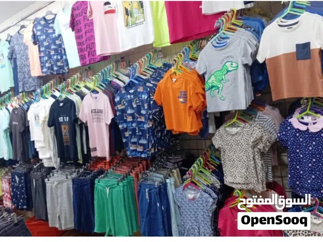 ملابس أطفال متنوعة