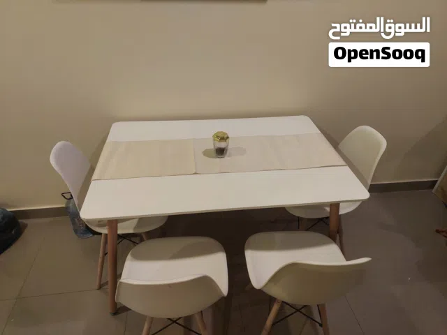 طاولة طعام و 4 كراسي بحالة ممتازة
