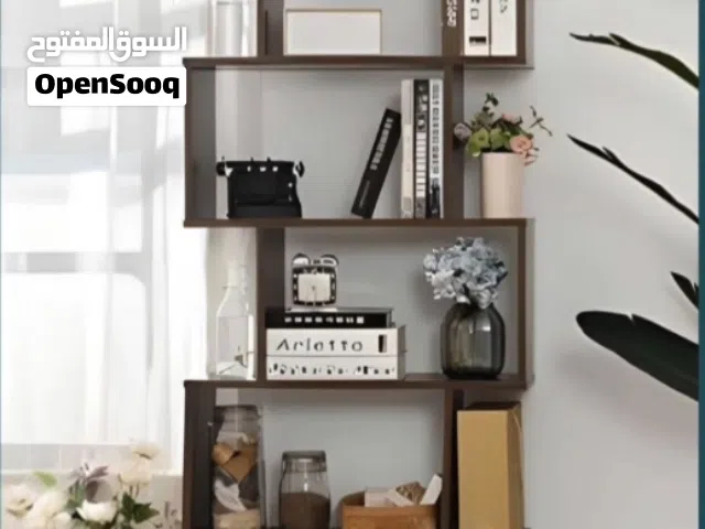 رفوف مربعة بشكل عصري ومريح للعين تضيف جمالية للمكان الموجودة فيه