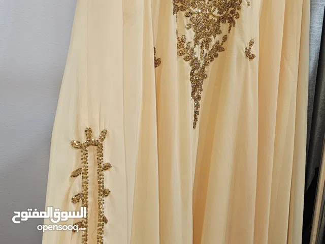 ثوب بحريني بلون اصفر هادي لبيع استخدم مره واحده