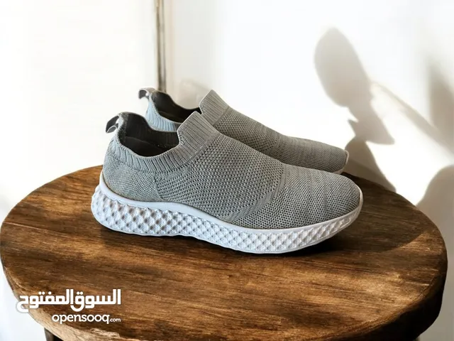 Gray Elastic Women’s Shoes – Size 37 – Like New