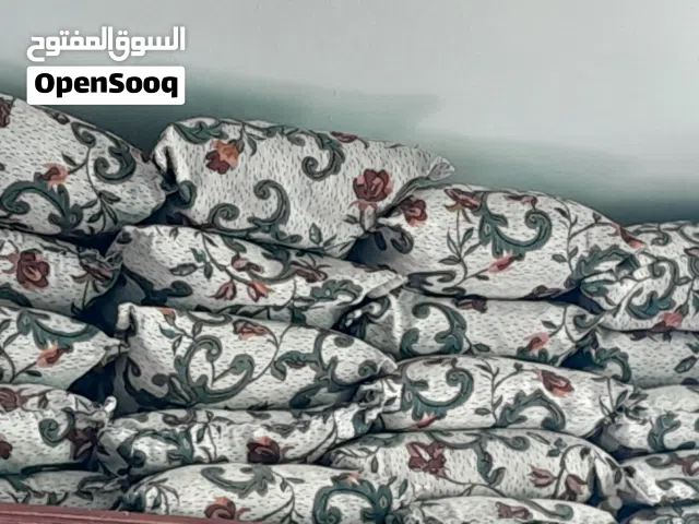 مخدات لحفة كنب بحالة جيدة جدا