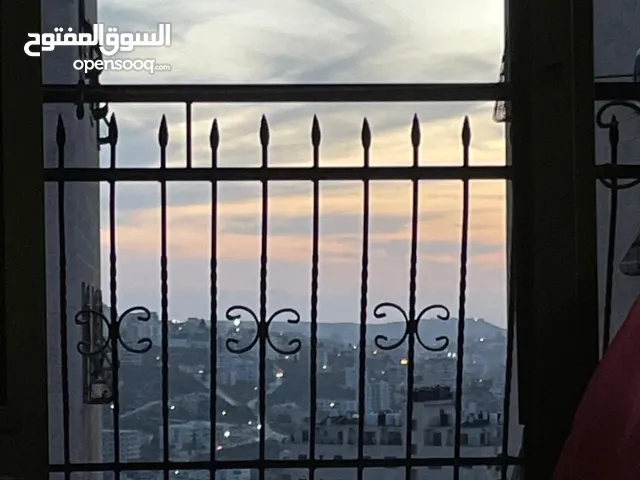 بيت في عمارة مكونة من 3 طوابق للايجار