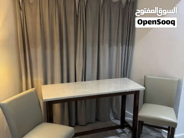 طاولة طعام رخام لون بيج Bar Counter – شبه جديدة بحالة ممتازة مع كراسي عدد 2