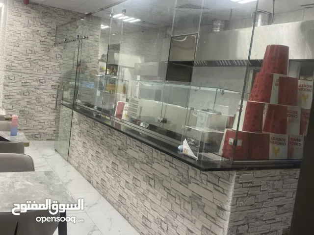 كافتيريا شاورما ومندي وساندوتشات غربي. وبرجر