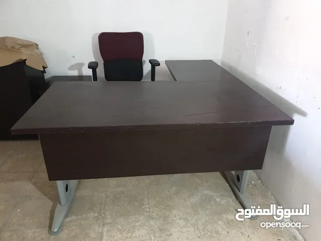 طاولة مكتب مع توابعها