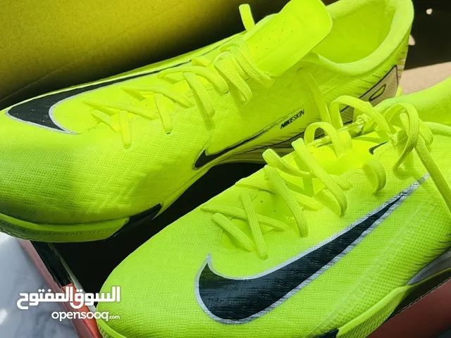 حذاء نايك nike air zoom جديد اصلي مقاس 42 للصالات والنجيل الصناعي ، الحذاء لم يستخدم بعلبته