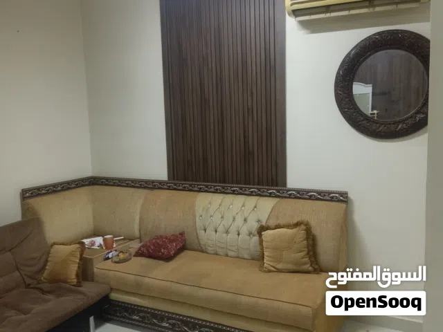 سكن م شاء الله نظيفة..بها عدد من الغرف فاضيه كامله ومشتركه ايجار بسعر لقطة..(ايجار يومي وشهري)