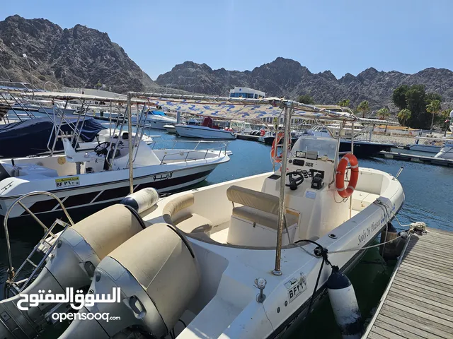 قارب 26 قدم بحالة ممتازة