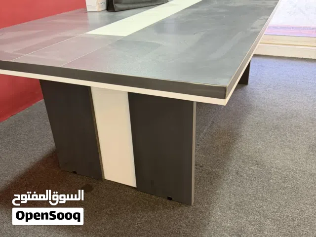 طاوله اجتماعات  للبيع  لون سكني و ابيض