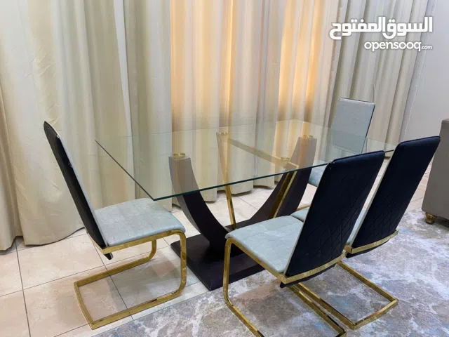 طاولة طعام تتسع ل 6 أشخاص بحالة ممتازه ونظيفه وراقية جداً السعر 80 دينار
