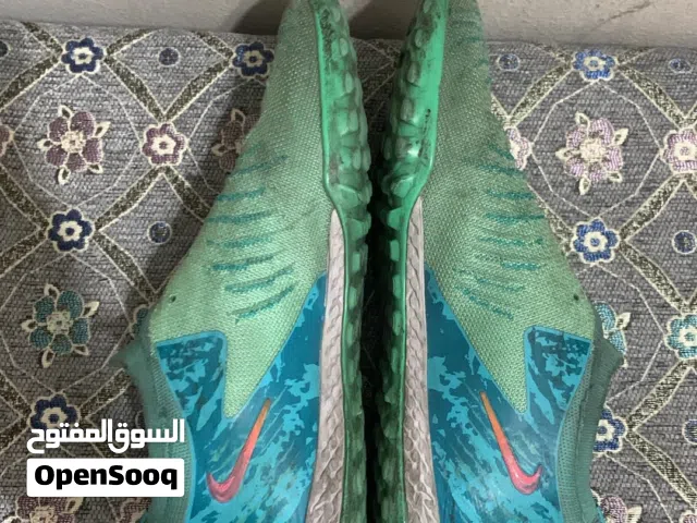 حذاء كرة قدم مستعمل اقل من اسبوع