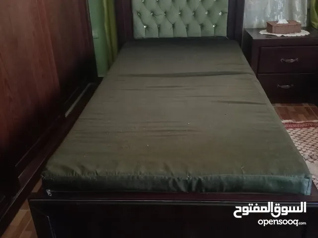 تحت مستعمل بحاله الوكاله تفصيل خشب الاتيه مدهون مع كوميدينه مع فرشه ضغط عالي