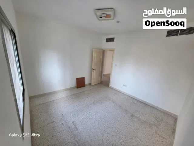 شقة للإيجار في المجرّة  3 غرف وصالة  تكييف وصيانة على المالك  سعر مميز