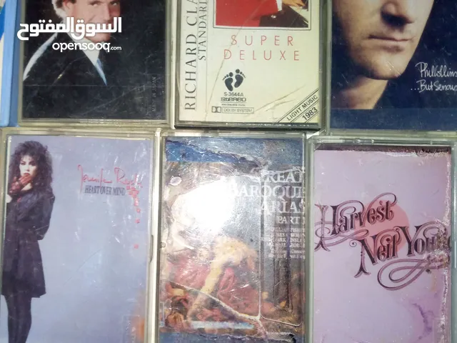 اشرطة كاسيت نسخ اصليه اجنبي وعربي وفرق عالميه أكثر من 1000 شريط اي 3 اشرطه بدينارين