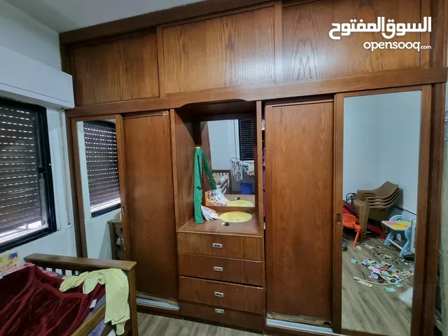 خزانة كبيرة بالحائط