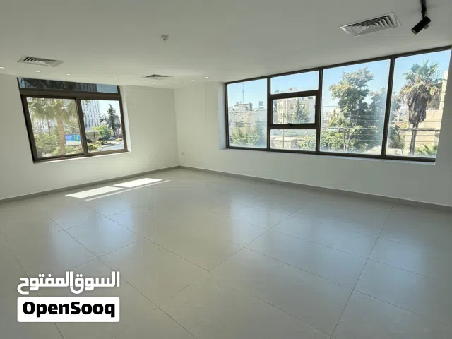 مكتب جاهز للإيجار مجدد حديثاً بمساحة 200م - يقع في منطقة جبل عمان - الدوار الثاني