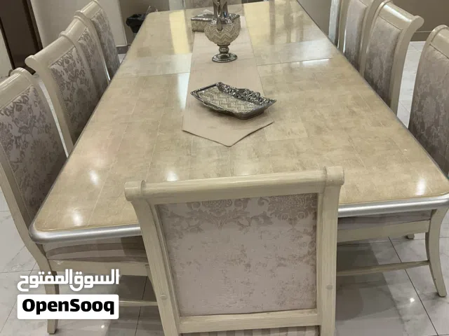 طاولة الطعام و 10 كراسي بحالة ممتازة