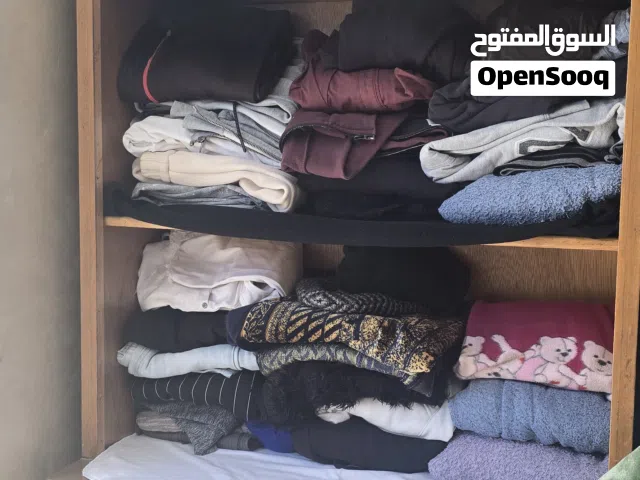 خزانه ملابس نظيفه جدا بحاجه الي أبواب والخشب ممتاز للييع