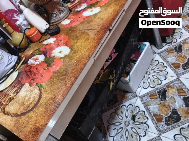 ميز طعام مع اربع كراسي