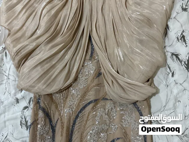 فستان سهرة فاخر جداً كابتشينو/بيج مشكوك بالكامل مع كاب بليسيه (حالة ممتازة)