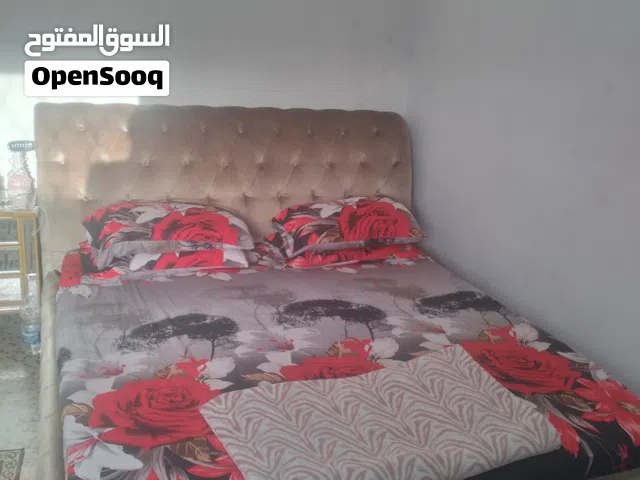 تخت مع فراشه مع تسريحه وطاولات السرير للبيع بحاله جيده جدا يوجد كسر في تسريحه