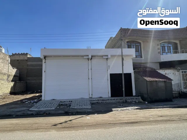 علوة مربعه 200متر للايجار تصلح مخزن او تفتحها بكيفك انت على شارع عام