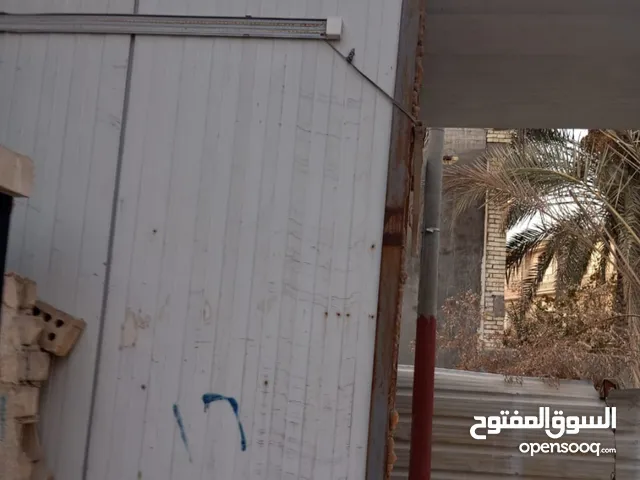 المحل للبيع سندويج بنل  رفوف عدد 20   مجمده طرحيه عدد 1  مروحيه هوائيه بالحائط عدد 2 عارضه زجاجيه صغ