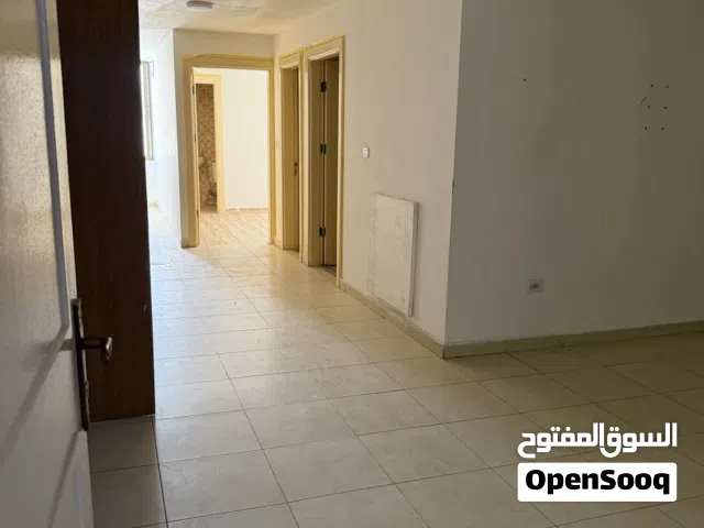مقابل المدرسه الشامله بناء حديث حي معصوم متوفر 3 نوم خدمات كامله مصعد وحراسه.