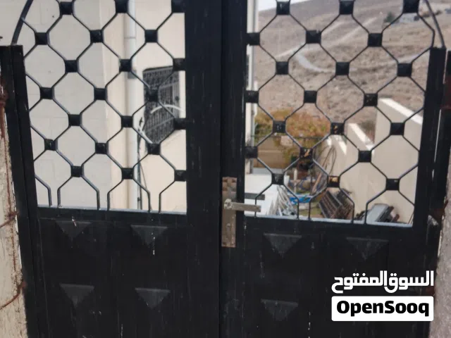 باب كراج وباب مدخل ودربزينات مستطيله توضع  على السور الخارجي للبيع
