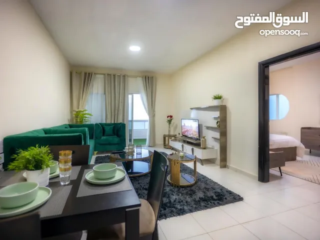 غرفه وصاله مفروش فرش نظيف للايجار الشهري علي كورنيش عجمان