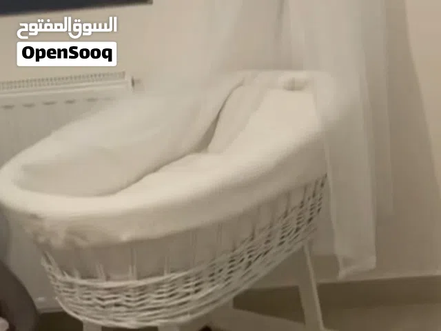 سرير اطفال ابيض متحرك بعجلات مع ناموسية