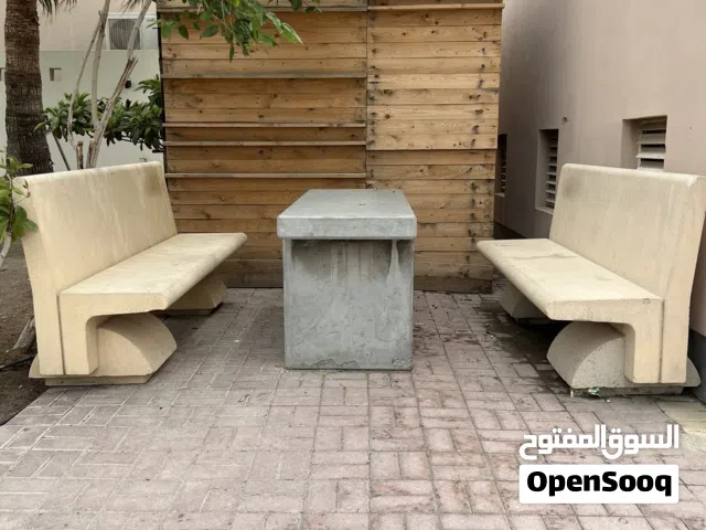 كراسي مع الطاولة