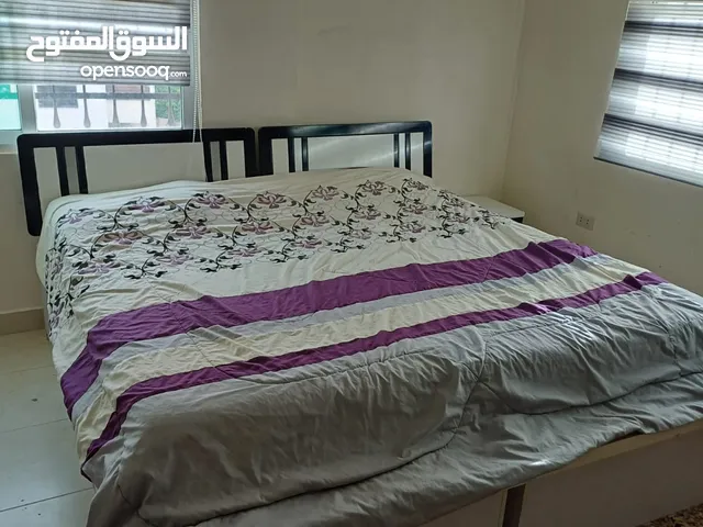 غرفة نوم اطفال مع فرشات و مكتب بحالة جيدة