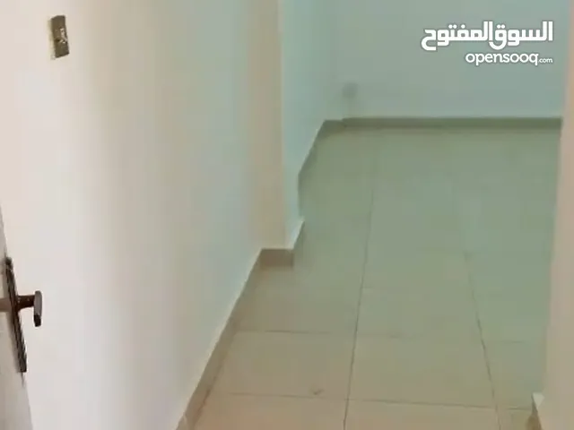 شقة للايجار بالسالمية قطعة 12عزوبي وشركات فقط الشقة 3غرف و3حمام ومطبخ وصالة كبيرة