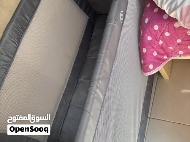 سرير اطفال شبه جديد مع فرشة و مشابة اطفال جديدة للبيع ب 100 درهم