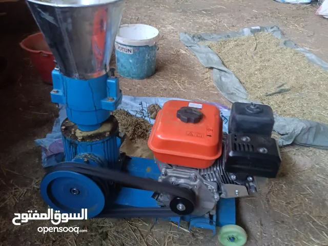 مكبس علف، يعمل بالنزين، لصناعة الاعلاف الحيوانية ، مع قدرة انتاجية 70 الى 100 كجم في الساعة